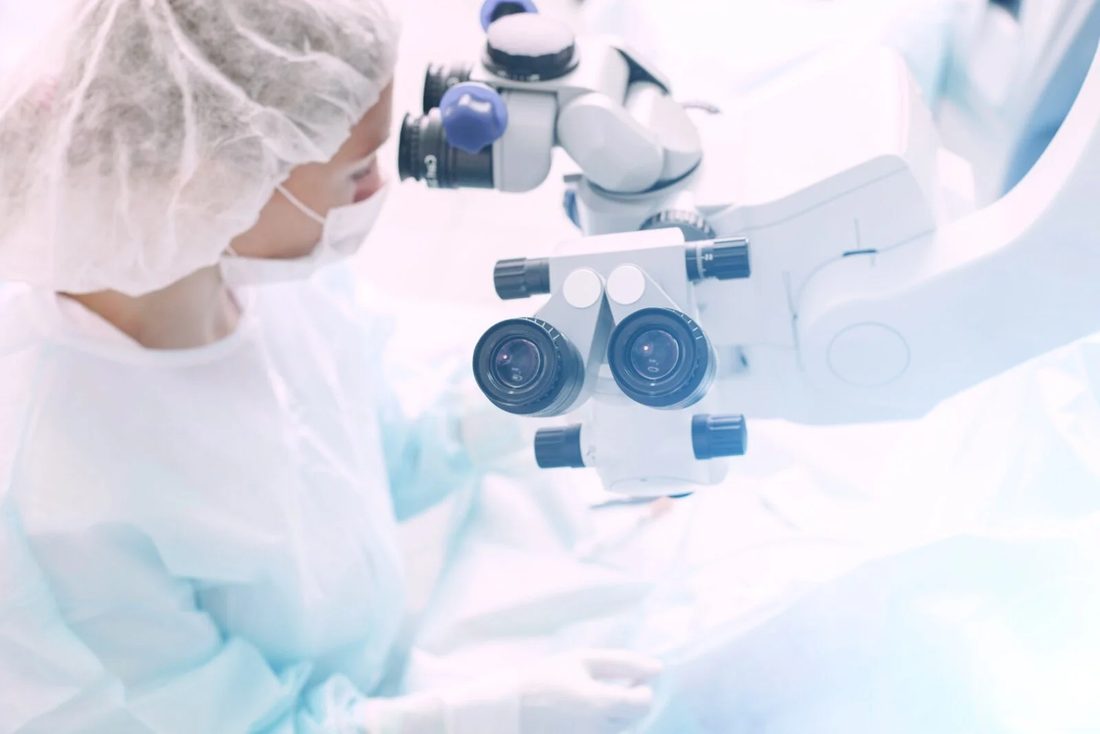 Chirurgien au microscope opératoire lors d'une chirurgie réfractive à Toulon