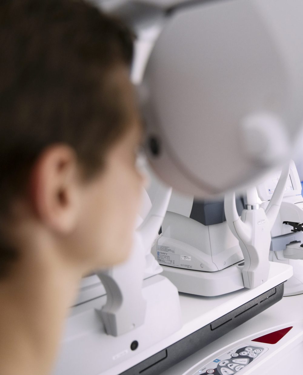 Examen de la vue sur autoréfractomètre en cabinet d'ophtalmologie — Val Vision Académie